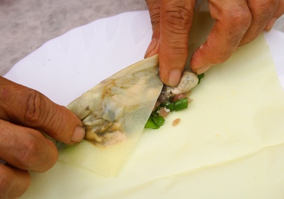 將豆皮切成長約15∼20㎝、寬約10㎝大小，平鋪，先抹上步驟3完成的餡料，再放上適量的蚵仔，兩側先包覆起，再捲成圓形。