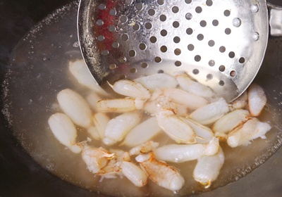 起鍋開大火，倒入淹過蟹腿肉的水量，水煮沸時，倒入蟹腿肉汆燙，撈起瀝乾水備用。