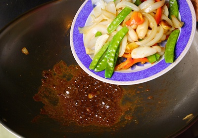 另以少許油起鍋，倒入沙茶醬加以拌炒，待沙茶醬香氣飄起時，倒入步驟4完成的食材，沙茶醬與食材拌勻後即完成。