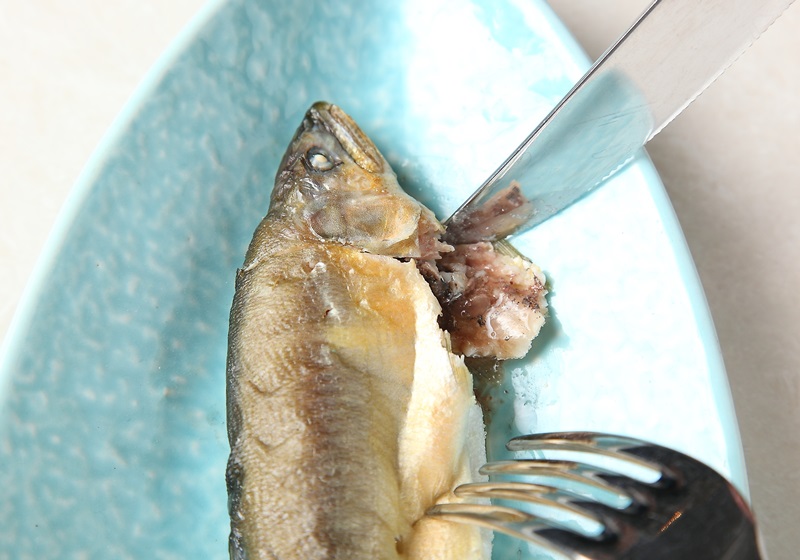 利用叉子去除魚鰓下方的胸鰭切掉。