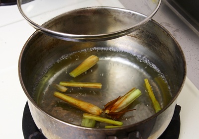 將香茅去頭後切段，並放入約5大碗開水中煮至水滾後，轉小火慢燉約20分鐘，待可聞到其香味即可。