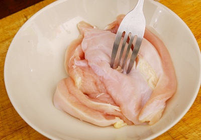 雞胸肉洗淨後在未切塊、醃製前，先用叉子輕戳雞胸肉，並剁成小塊狀備用。