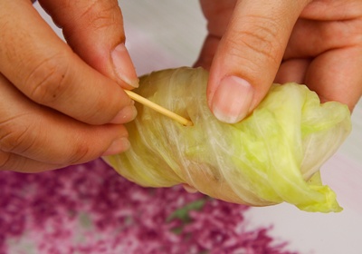 將捲好的高麗菜肉卷用牙籤固定，放入電鍋中，外鍋1碗水蒸至絞肉熟透即可。