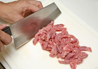 將牛肉切成細絲條狀。