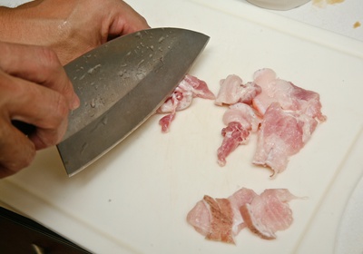 先將五花肉切成片狀。