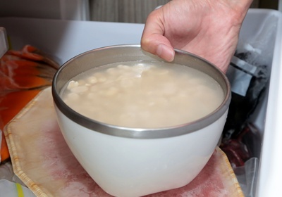 將去皮花生挑出、去除不完整的碎粒，接著浸泡300c.c.冷水2個小時，讓花生充分吸收水分。之後，連同水放入冷凍庫一晚。