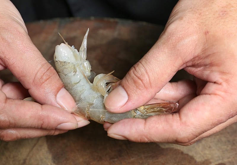 草蝦去殼，由蝦背從頭到尾橫切一刀但勿切斷，去除腸泥、以清水洗淨後放入碗中。