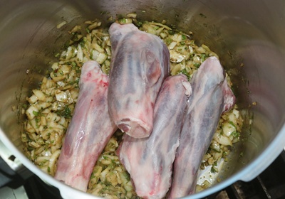 放入羊膝，與步驟1 的食材拌勻，使羊膝表面沾滿食材碎末後，開小火滾10分鐘。