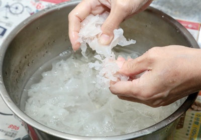 銀耳泡水半小時後，將水倒掉，取出銀耳去蒂再加水泡半小時，並一邊將銀耳撕成適合入口大小。取出銀耳放入鍋內汆燙10秒撈起，放入陶鍋並加水淹過銀耳，以小火煮10分鐘。