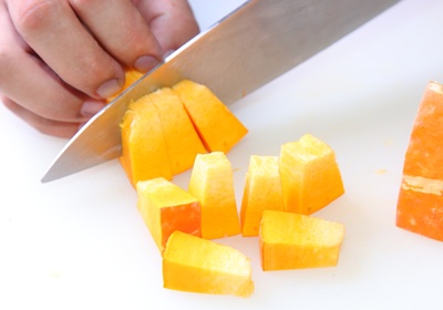 南瓜、高麗菜切成好入口大小,香菇、四季豆、豆包、鴻禧菇切小丁備用。