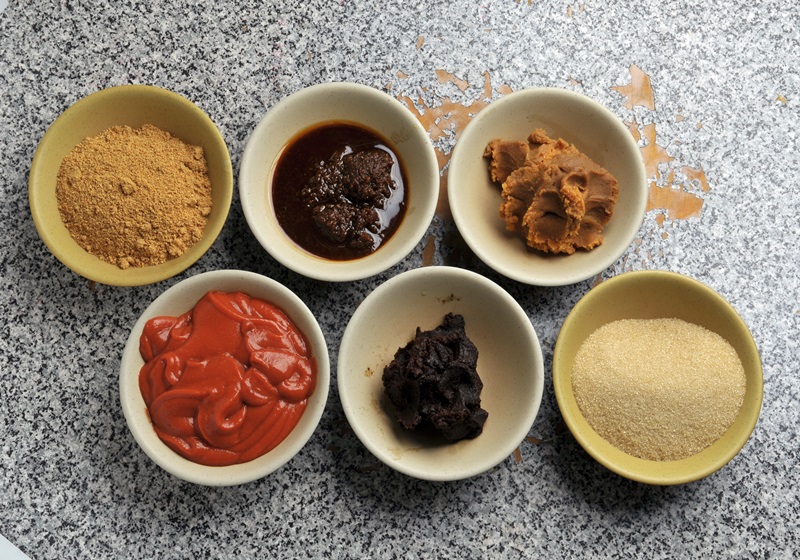 將花生粉、味噌、甜辣醬、甜麵醬、貳號砂糖、沙茶以相同比例均勻混合。