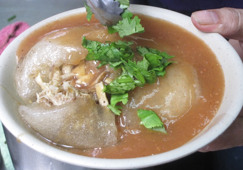 在肉圓上淋上醬料,可依個人喜好多加點醬油、醬油膏和香菜來增添風味,美味的肉圓就大功告成!