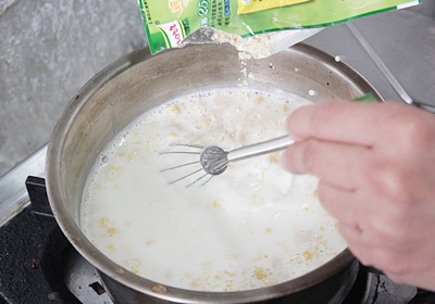 在鍋中放入冷開水600c.c.與牛奶後以中小火加熱，倒入濃湯料理包並攪拌均勻。