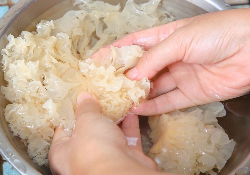 將白木耳泡水約20分鐘後搓揉洗淨，薑切絲、白木耳切約3公分小塊、豬肉切絲備用。
