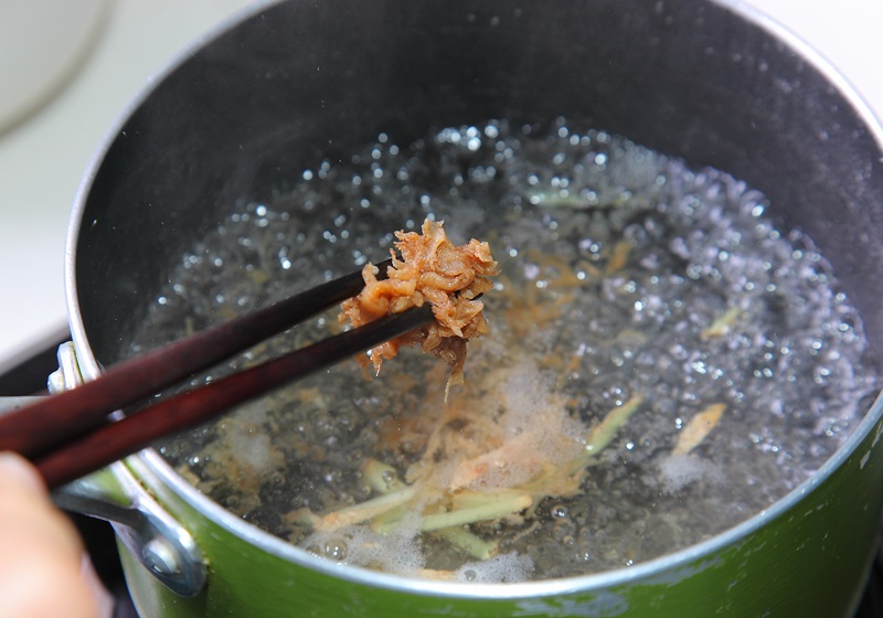中火起一湯鍋，待水滾後就放入冬菜與薑絲。