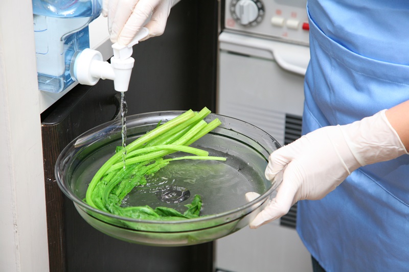 洗淨菠菜、切除菠菜的根部。菠菜放入滾水汆燙。