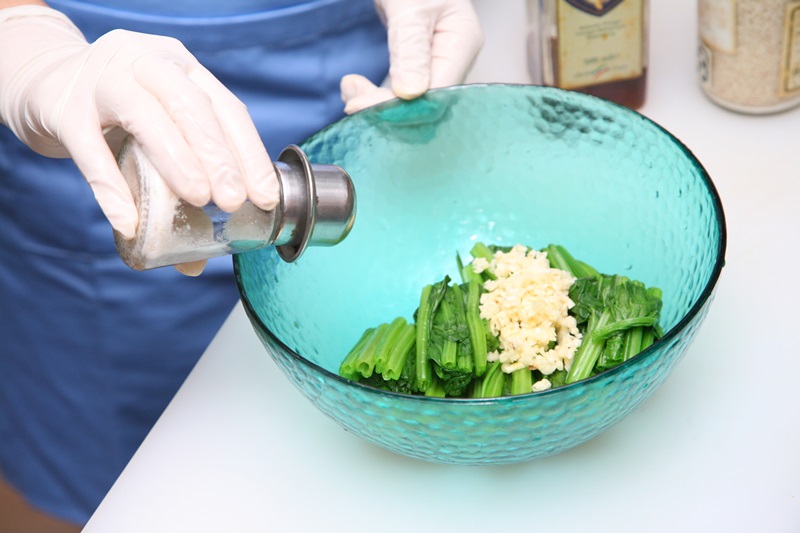 將菠菜切成4～5cm的段狀。與蒜泥、白芝麻、鹽、麻油一起拌勻，裝盤後放進冰箱冷藏，完成。