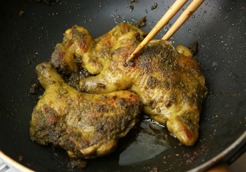 起油鍋，以少量油熱鍋後轉小火，放入醃製完成的大雞腿與雞翅，慢煎至完全熟透，約15～20分鐘即完成。