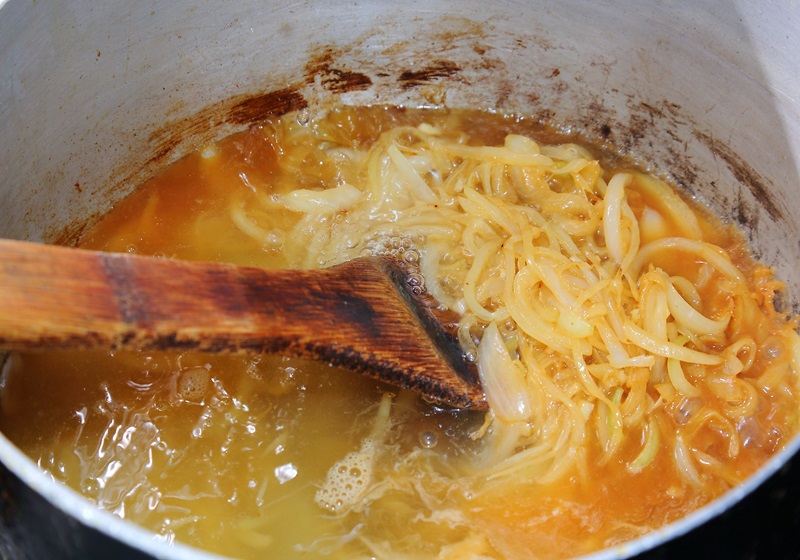 將炒好的洋蔥絲、蒜末放進鍋中， 加入800c.c.的水，或至水淹蓋過食材，加入月桂葉，以中火煮至水滾，再加入麵粉糊。