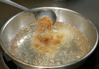 煮黑糖水，糖與水的比例為2：1，先把約40c.c.的水煮滾後，加入80g的黑糖。