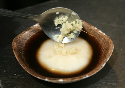 將煮好的黑糖水淋在湯圓上，最後放上薑末即完成。