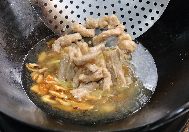 加入高湯、筍絲等煮開，續加入肉羹，再以雞粉、糖、醬油調味；另取一碗，將地瓜粉以4大匙水調開後，慢慢倒入鍋中勾出芡汁，起鍋後加上烏醋、滴入香油、撒上香菜，即完成。