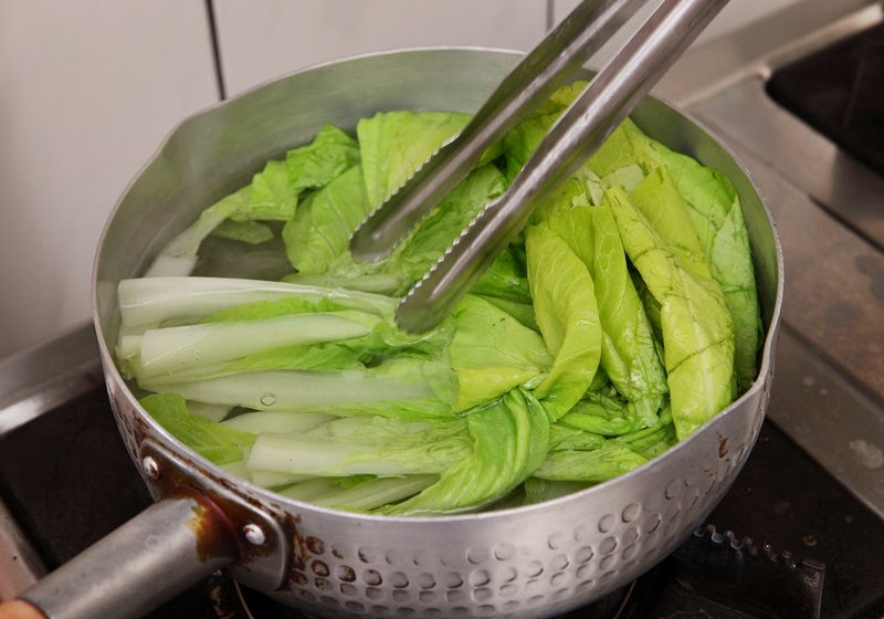 燙蔬菜要用冷水還是熱水？根莖類、葉菜類做法大不同