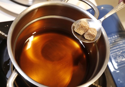將蔗糖與160c.c.的水放入鍋內，待蔗糖煮化、糖水煮滾後，熄火放涼至不燙手的溫度。