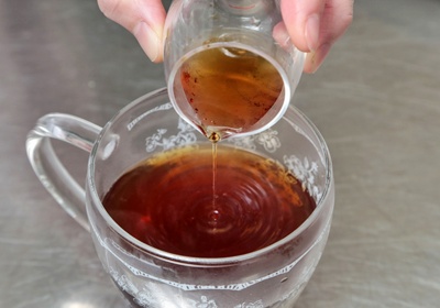 將煮好的生薑茶盛杯，依個人喜好滴入少許萊姆酒增添香氣即可。