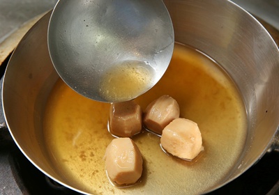 里芋以柴魚高湯200c.c.煮軟後，加入薄口醬油、味醂10c.c.、鹽，煮約10分鐘關火，放涼後將里芋撈起備用。