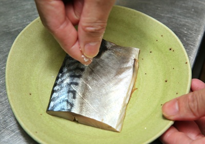 鯖魚撒一點鹽拌一拌，以熱水稍微燙過即起鍋備用。另起一鍋，放入味噌、砂糖、薑片、味醂20c.c.、米酒和柴魚高湯200c.c.，以小火加熱約2分鐘。