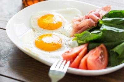 飽滿半熟蛋黃不輸早午餐店！煎出漂亮「太陽蛋」5 關鍵