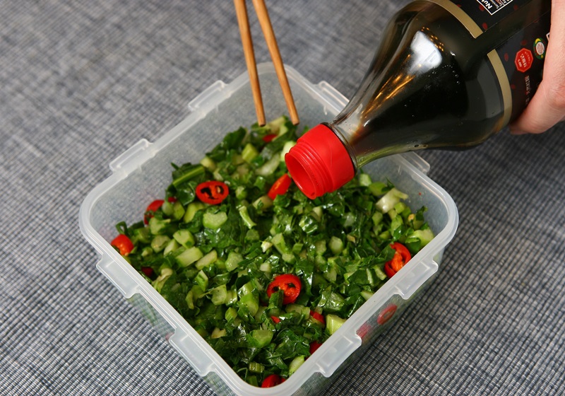 食用前，以少許香油與醬油調味拌勻即完成。