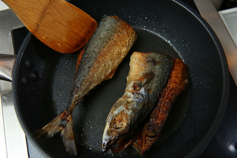 鹹魚切塊，以少油熱鍋，煎出鹹魚塊香氣備用。