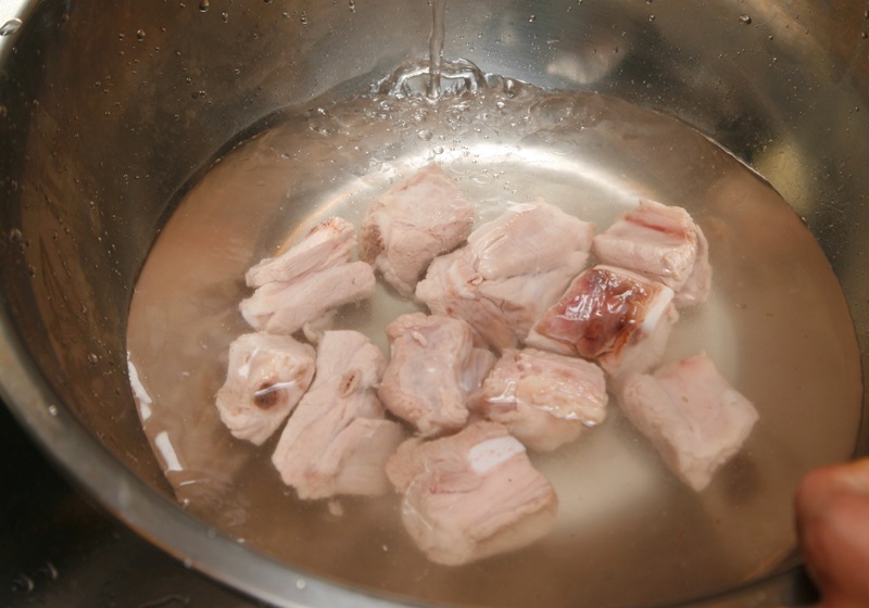 然後以清水沖洗一下,將附著於豬小排上的雜質清除乾淨。