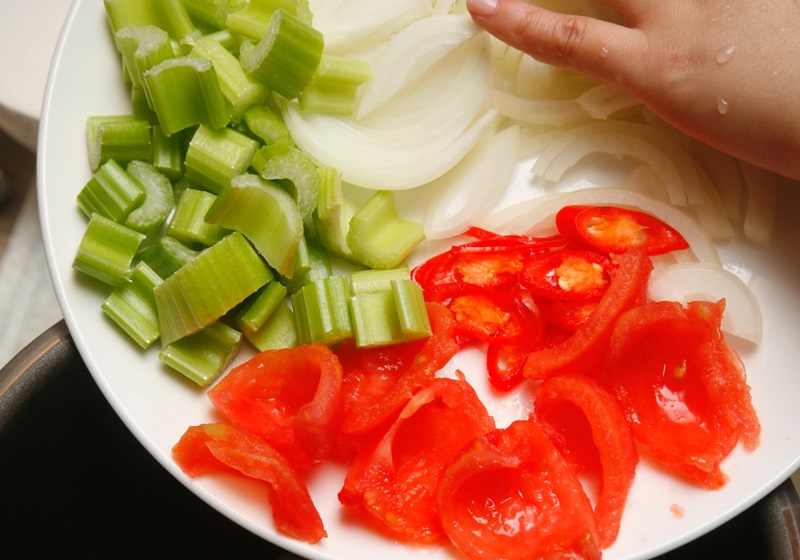 將豬小排、番茄塊、洋蔥塊、西芹塊、番茄醬、白酒、奶油放入電鍋內。