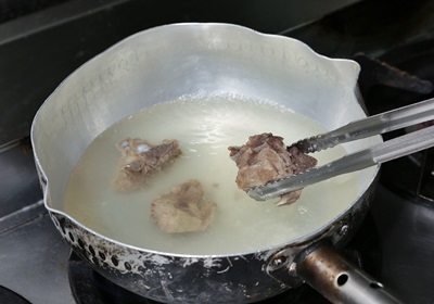將豬小排骨倒入500c.c.滾水中，熬煮約1小時後，再汆燙洗好的小白菜，約2～3分鐘即可關火。