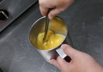 青蔥切段、雞蛋打散備用。