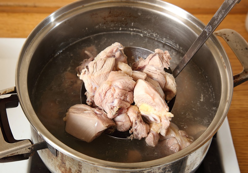 肉放入滾水中汆燙，撈起瀝乾水備用。