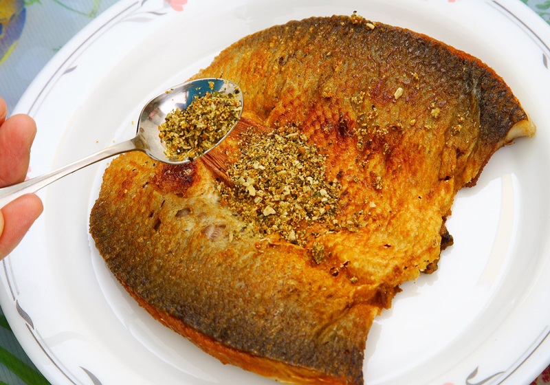 起鍋後在表面均勻撒上香料粉即可。