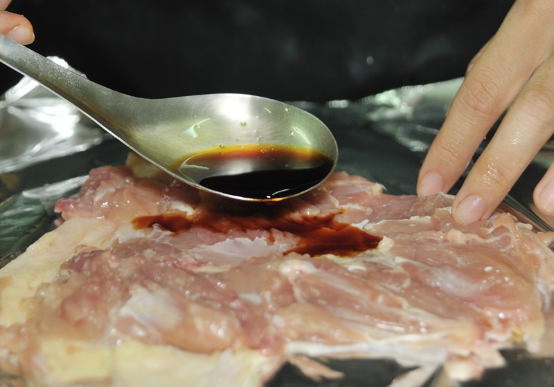 醬油、味醂和砂糖以1：1：0.5的比例混和做成醬汁，將去完骨頭的雞肉攤在鋁箔紙上，均勻淋上醬汁後將雞腿捲起成卷狀，以鋁箔紙包好進烤箱用攝氏200度烤15分鐘。