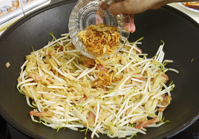 再放粄條、豆芽、油蔥酥入鍋，以中火拌炒約4分鐘，鍋中湯汁略收乾至食材入味後即可。
