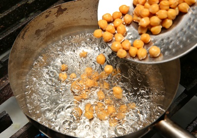 鷹嘴豆洗淨，泡水冷藏約半天後取出。