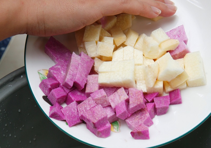 取量米杯量約2杯的米，放進鍋中洗淨並加入2杯量米杯量的水，倒入山藥丁。