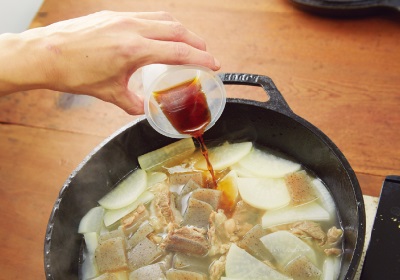 掀開鍋蓋加入調味料B後，再度蓋上鍋蓋，煮25分鐘左右。