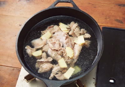 將牛筋肉、生薑與酒放入深鍋中，倒入大約能蓋過食材的水量（分量外），以中火煮沸。