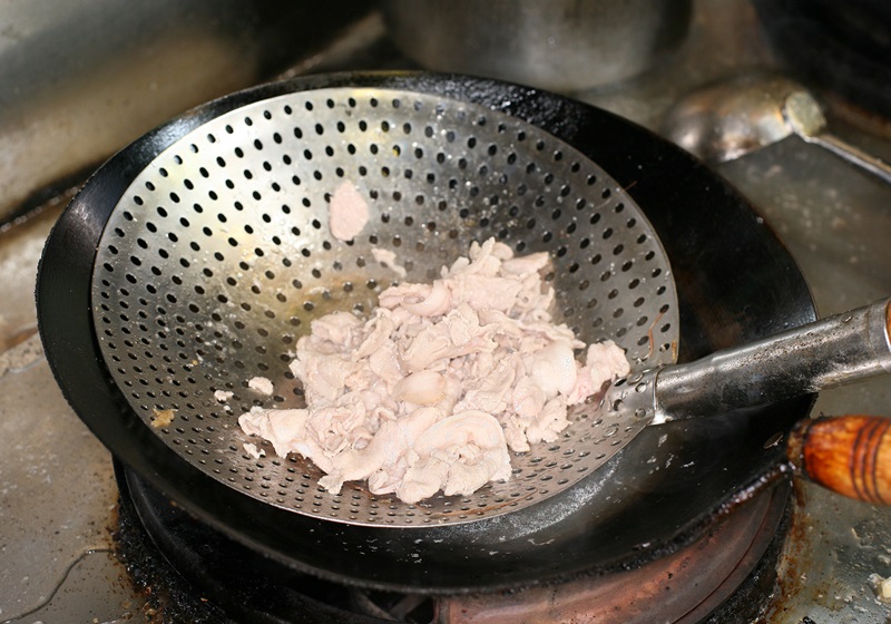 白肉薄片放入滾水中汆燙約20秒起鍋，瀝乾水備用。