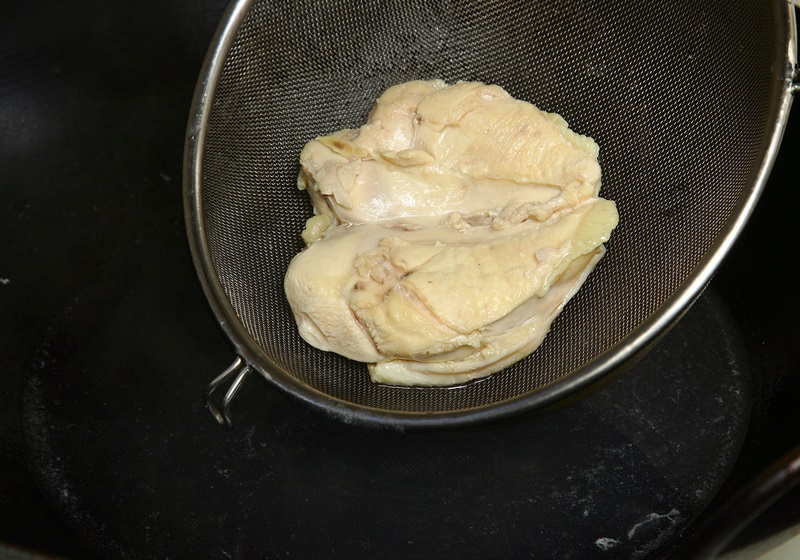 雞胸肉洗淨後放入滾水汆燙約15分鐘，撈起後洗去穢血並瀝乾。