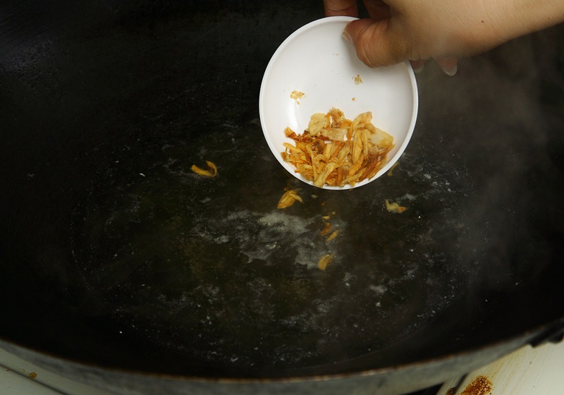 撈起煮雞胸肉剩餘的高湯，過濾雜質後加全部調味料以中火煮滾，再加入紅蔥酥，以小火煮勻完成紅蔥雞汁。食用前將雞汁淋在雞肉絲上即可。