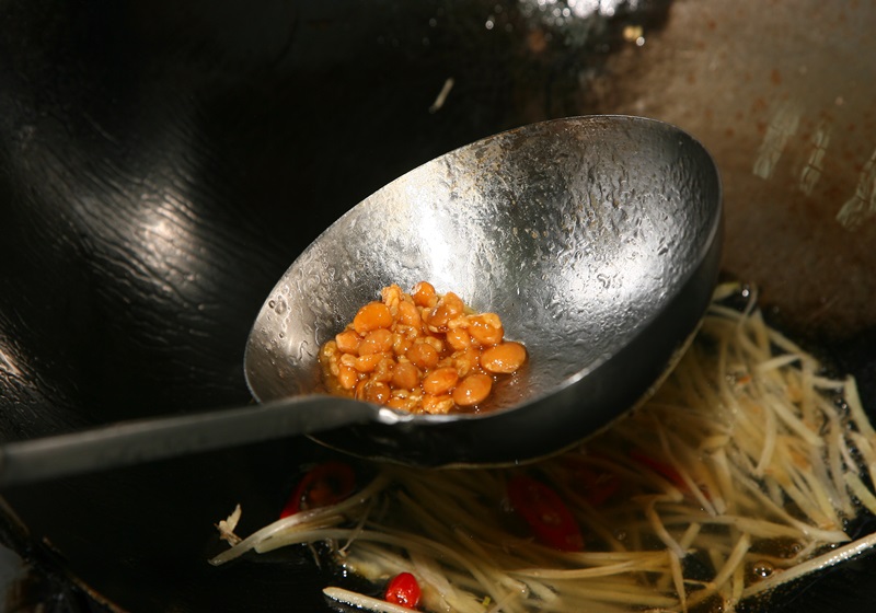 加入工研白醋、白豆醬、鎮江白醋及雞粉。